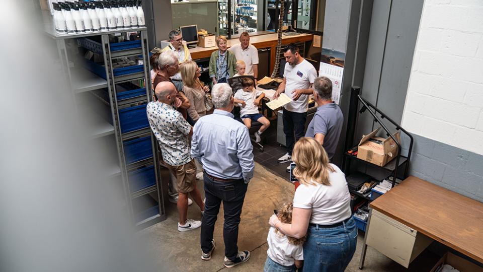 Foto tijdens onze rondleiding in het magazijn