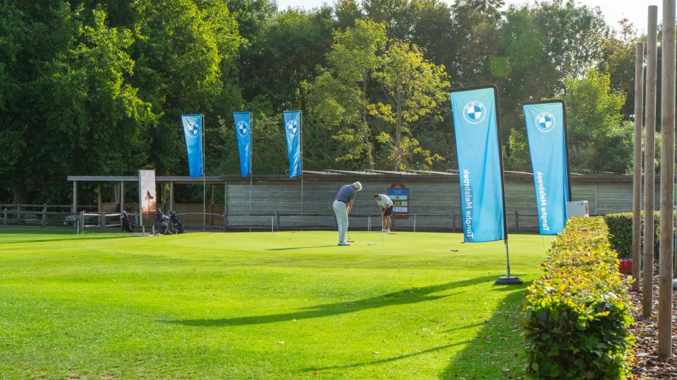 Zicht van het oefenterrein Golf Kampenhout met BMW vlaggen